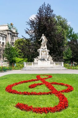 Viyana, Avusturya - 3 Haziran 2017. Avusturya, Viyana 'nın Innere Stadt ilçesindeki Burggarten' deki Clef ve Mozart anıtı.