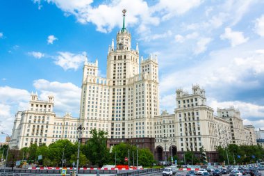 Moskova, Rusya - 8 Haziran 2017. Moskova 'daki Kotelnicheskaya Embankment Binası' nın dış görünüşü ve şehir trafiği. Bina Eylül 1947 'de inşa edildi ve 1952' de tamamlandı. İnşaat zamanında Avrupa 'nın en yüksek binasıydı..