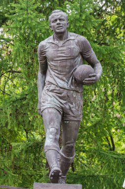 Moskova, Rusya - 8 Haziran 2017. Moskova 'daki Torpido Stadyumu' nun dışındaki Sovyet futbolcu Eduard Streltsov anıtı (1937-1990). Heykel Aleksander Tarasenko tarafından tasarlandı ve 1999 yılında açıldı.. 