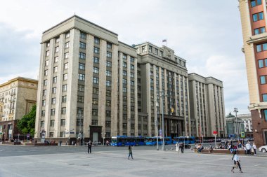 Moskova, Rusya - 8 Haziran 2017. Moskova 'daki Okhotny Ryad Caddesi' ndeki devlet Duma binasının dış görüntüsü, insanlar ve arabalarla. Devlet Duma, Rusya Federal Meclisi 'nin alt meclisidir..