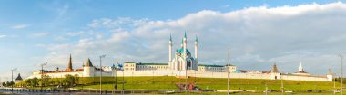 Kazan, Rusya - 26 Haziran 2017. Kazan, Rusya 'daki Kazan Kremlin' in panoramik görüntüsü. 