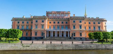 Saint Petersburg, Rusya - 15 Haziran 2017. Saint Petersurg 'daki Saint Michael Kalesi' nin (Mikhailovsky Kalesi) kuzey cephesi. 1801 yılından kalma, Rus Müzesi 'nin binaları sergileniyor..