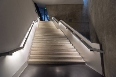 Aydınlatılmış merdivenler yukarı çıkıyor.. 