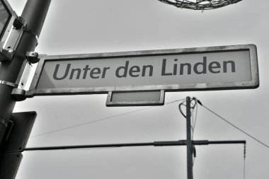 Berlin, Almanya 'da Unter der Linden sokak tabelası.