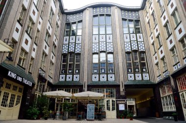 Berlin, Almanya - 10 Kasım 2018. Berlin 'deki Hackesche Hofe avlu kompleksinin dış görünüşü, ticari mülkleri ve insanları ile.