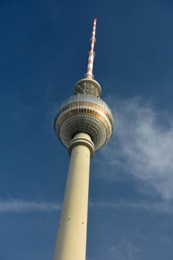 Berlin, Almanya - 10 Kasım 2018. Berlin 'deki Fernsehturm TV kulesinin yükselen şaftı ve gümüş küresi. 