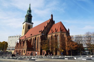 Berlin, Almanya - 10 Kasım 2018. Berlin 'deki Marienkirche Kilisesi' nin dış görünüşü.