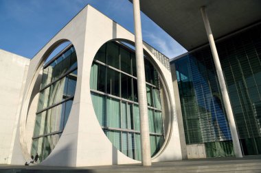 Berlin, Almanya - 10 Kasım 2018. Berlin 'deki Marie-Elisabeth-Luders-Haus binasının mimari detayları.. 