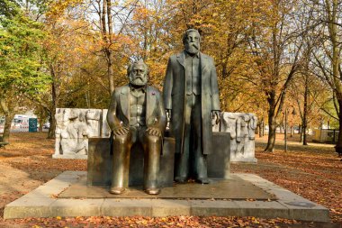 Berlin, Almanya - 10 Kasım 2018. Marx-Engels anıtı. Heykeltıraş Ludwig Engelhardt 'ın Berlin' deki Marx-Engels Forumunda yaptığı anıt..