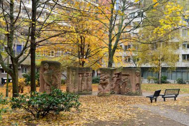 Berlin, Almanya - 11 Kasım 2018. Berlin 'de Inge Hunzinger' in Kadın Bloğu (Blok der Frauen) anıtının bir parçasını oluşturan anıt.