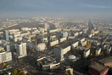 Berlin, Almanya - 11 Kasım 2018. Berlin 'i, Friedrichshain semtine doğru ticari mülkler ve konut binaları ile izleyeceğiz..