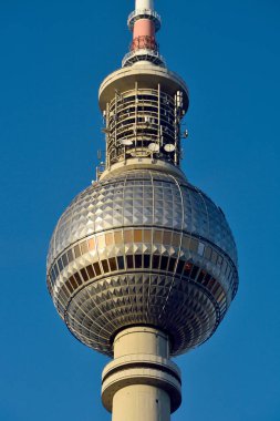 Berlin, Almanya - 11 Kasım 2018. Berlin 'deki Fernsehturm TV kulesinin şaftı ve gümüş küresi. 