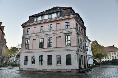 Berlin, Almanya - 11 Kasım 2018. Berlin 'de Knoblauchhaus Müzesi' nin bulunduğu tarihi bir rokoko binasının dış görünüşü.