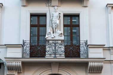 Leipzig, Almanya - 14 Kasım 2018. Leipzig 'de Neptün heykeli olan bir apartmanın balkonunda..