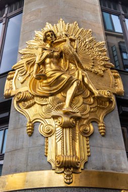 Leipzig, Almanya - 14 Kasım 2018. Leipzig 'deki Commerzbank binasının mimari detayları, altın hayaletler ve rahatlamalarla dolu..