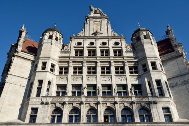 Leipzig, Almanya - 15 Kasım 2018. Leipzig 'deki New Town Hall (Neues Rathaus) binasının cephesinde, sanatçı Arthur Trebst, Johannes Hartmann, Adolf Leh' in Craft, Justice, Book Art, Science and Music adlı eserlerini sembolize eden aslan heykelleri bulunuyor.