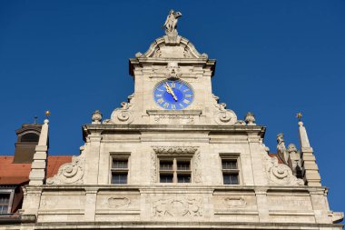Leipzig, Almanya - 15 Kasım 2018. Leipzig 'deki New Town Hall (Neues Rathaus) binasının mimari ayrıntıları, çıplak kadın heykeli, Latin yazıtları MORS CERTA, HORA INCERTA (Ölüm kesin, saat u) ile gerçeği ve saati sembolize eder.