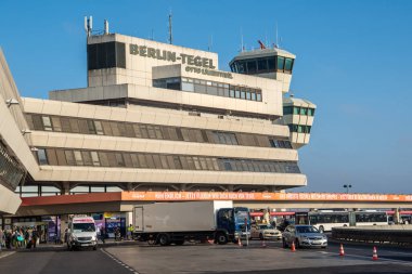 Berlin, Almanya - 17 Kasım 2018. Berlin 'deki Tegel Havaalanı' nın dış görünüşü, insanlar ve trafik....