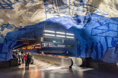 Stockholm, İsveç - 19 Kasım 2018. Stockholm metrosunun T-Centralen metro istasyonunun iç görüntüsü..