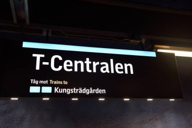 Stockholm, İsveç - 19 Kasım 2018. Stockholm metrosundaki T-Centralen İstasyonu tabelası.