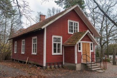 Stockholm, İsveç - 21 Kasım 2018. Stockholm 'deki Skansen açık hava müzesinde 1908 yılından kalma Village Hall' un dış görünüşü..