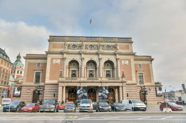 Stockholm, İsveç - 22 Kasım 2018. Stockholm 'deki Kraliyet Opera Binası' nın (Opera) dış görünüşü, arabalar ve insanlarla.
