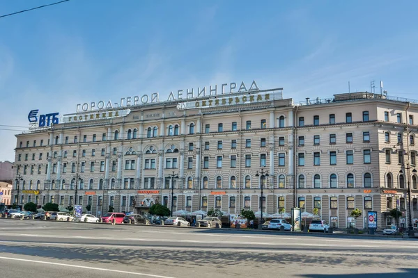 러시아 상트페테르부르크 2017 상트페테르부르크의 타니아 스퀘어에 스카야 호텔의 건너편에서 자동차와 — 스톡 사진