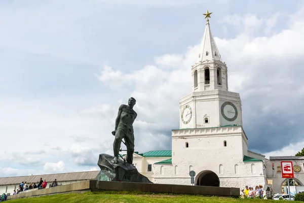 ロシアのカザン 2017年6月24日 背景にSpasskayaタワーと カザンクレムリンの入り口にムーサDzhalil記念碑 夏に人々と一緒に表示されます 彫刻家V Tsigalによる記念碑は1966年に建てられました — ストック写真