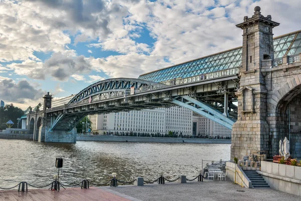 러시아 모스크바 2017 모스크바에 모스크바강을 가로지르는 니츠키 안드레 위스키 인도교 — 스톡 사진