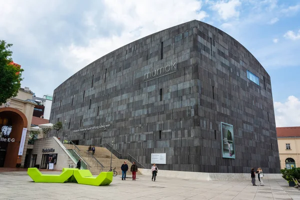 Vídeň Rakousko Května2017 Exteriér Muzea Mumok Museumsplatz Museumsquartier Vídni Lidmi — Stock fotografie