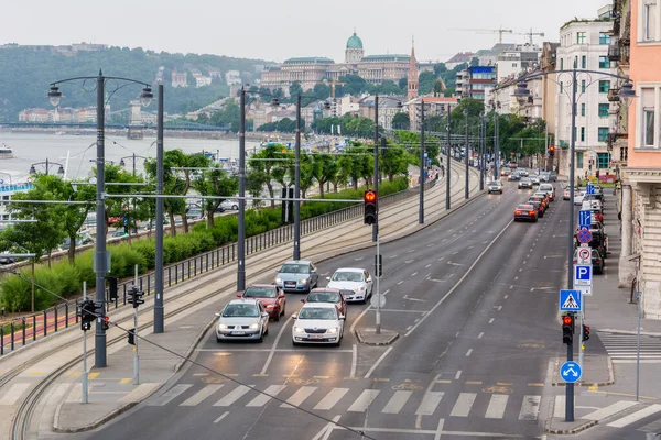 Budapeşte, Macaristan - 4 Haziran 2017. Budapeşte 'de Bem Rakpart Bulvarı' nda, Buda Kalesi 'ne doğru sokak manzarası. Gün batımında şehir trafiğini, ticari mülkleri ve insanları izle.