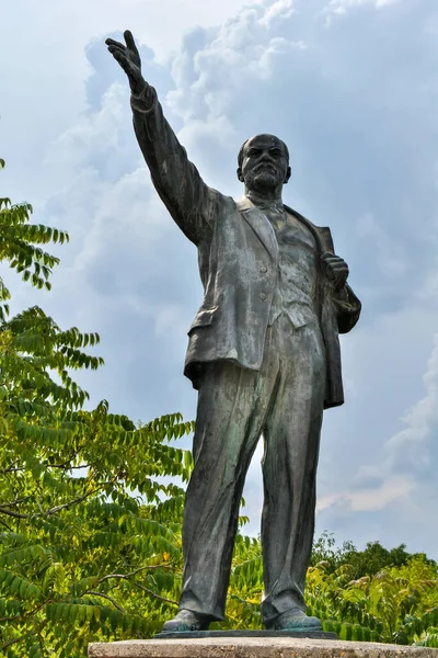 Budapeşte, Macaristan - 6 Haziran 2017. Budapeşte 'deki Memento Park' taki Lenin anıtı. Bilinmeyen bir Sovyet yazarın anıtı 1958 yılından kalma ve aslında Csepel 'deki Vasmu demir fabrikasının ana girişinde yer alıyor..