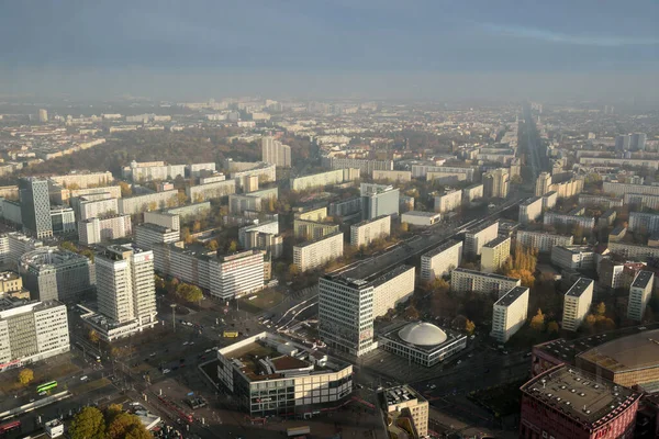 Berlin, Almanya - 11 Kasım 2018. Berlin 'i, Friedrichshain semtine doğru ticari mülkler ve konut binaları ile izleyeceğiz..