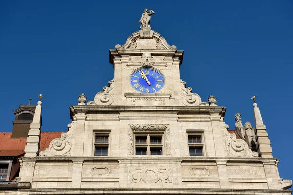 Leipzig, Almanya - 15 Kasım 2018. Leipzig 'deki New Town Hall (Neues Rathaus) binasının mimari ayrıntıları, çıplak kadın heykeli, Latin yazıtları MORS CERTA, HORA INCERTA (Ölüm kesin, saat u) ile gerçeği ve saati sembolize eder.