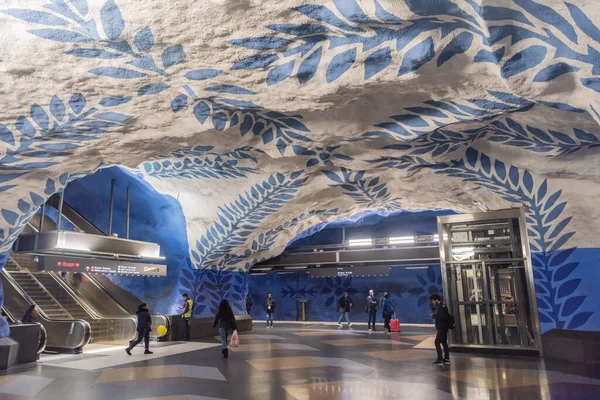 Stockholm, İsveç - 19 Kasım 2018. Stockholm metrosunun T-Centralen metro istasyonunun iç manzarası, insanlar, bilgi panoları ve yürüyen merdivenler..