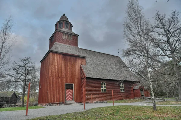 Stockholm, İsveç - 21 Kasım 2018. 1730 yılından kalma Seglora Kilisesi 'nin dış görünüşü Stockholm' deki Skansen açık hava müzesinde..