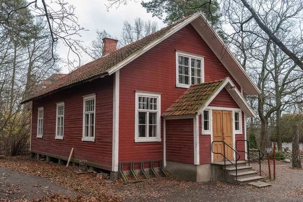 Stockholm, İsveç - 21 Kasım 2018. Stockholm 'deki Skansen açık hava müzesinde 1908 yılından kalma Village Hall' un dış görünüşü..