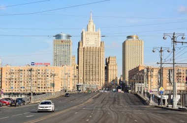 Moskova, Rusya - 17 Mart 2018. Moskova 'da Bolshaya Dorogomilovskaya caddesindeki sokak manzarası, Dışişleri Bakanlığı binasına doğru, konut binaları, ticari mülkler, sokak trafiği ve insanlar