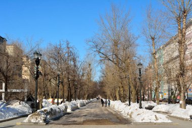Moskova, Rusya - 18 Mart 2018. Moskova 'daki Tverskoy Bulvarı manzarası, ağaçlar ve insanlar, kışın.