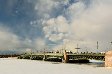 St. Petersburg, Rusya - 26 Mart 2018. St Petersburg 'daki Troitskiy Köprüsü, Donmuş Neva nehri, şehir trafiği ve insanlar.