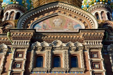 St. Petersburg, Rusya - 26 Mart 2018. St. Petersburg 'da dökülen kanla ilgili kilisenin dış tasarımı, mozaikler, kubbeler, pencereler ve dekoratif unsurlarla.