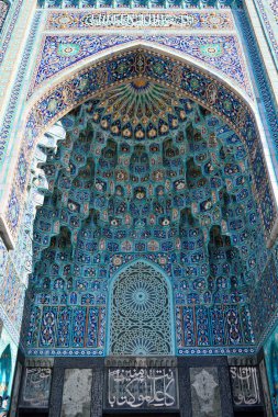St. Petersburg, Rusya - 27 Mart 2018. Mozaik seramik ve Arapça yazıtlarla St. Petersburg Camii 'nin dış kapısı..