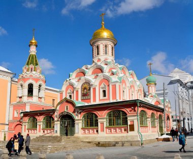 Moskova, Rusya - 17 Mart 2018. Moskova 'daki Kazan Katedrali' nin dış görünüşü, çevresindeki insanlar ve binalar..