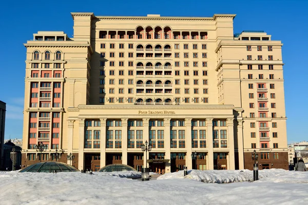 러시아 모스크바 2018 겨울에 모스크바의 거리에 시즌스 호텔의 — 스톡 사진