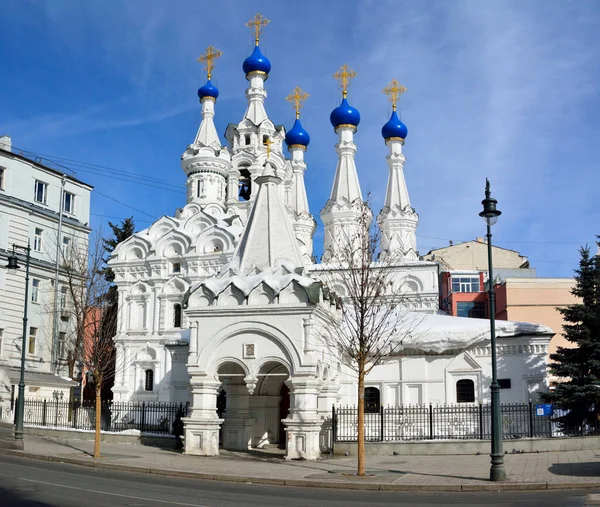 俄罗斯莫斯科 2018年3月19日 1652年 莫斯科普廷斯基圣母降生教堂的外部视图 查看周围的建筑物 — 图库照片