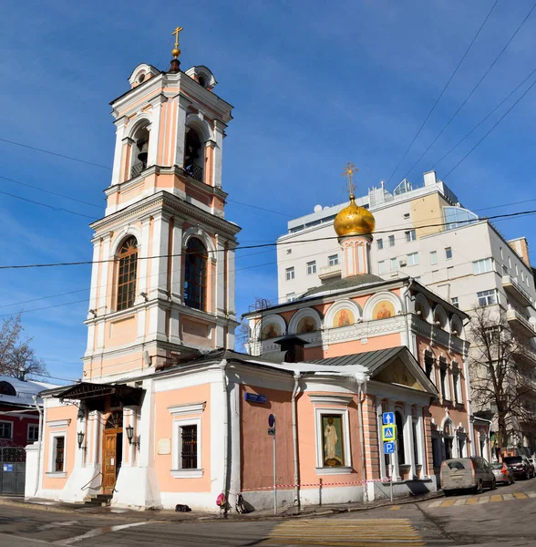 Moskova, Rusya - 19 Mart 2018. Moskova 'daki Bryusov Yolu' ndaki Diriliş Kilisesi, Sovyet döneminde açık kalan birkaç kiliseden biriydi. Çevredeki binalarla görüntüle.