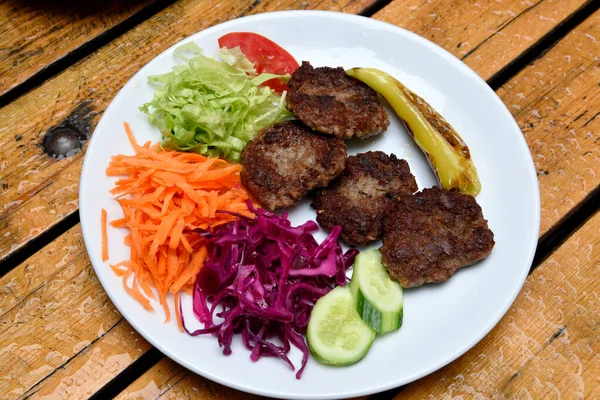 Plate Akcaabat Kofte Meatballs Salad Black Sea Region Turkey — Stockfoto