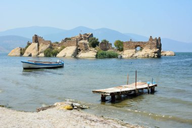 Türkiye 'nin Mugla ilinin Bafa gölündeki Kapikiri köyünde antik tahkimatlara sahip ada.