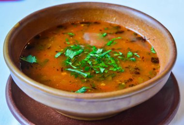 Sığır etli Gürcü kharço çorbası.