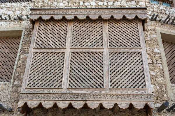 Traditional Arabic Mashrabiya Balcony Enclosed Carved Wood Latticework Doha Qatar — Foto Stock